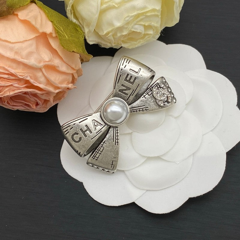18K Chanel Bow Tie Pearl Gold Brooch
