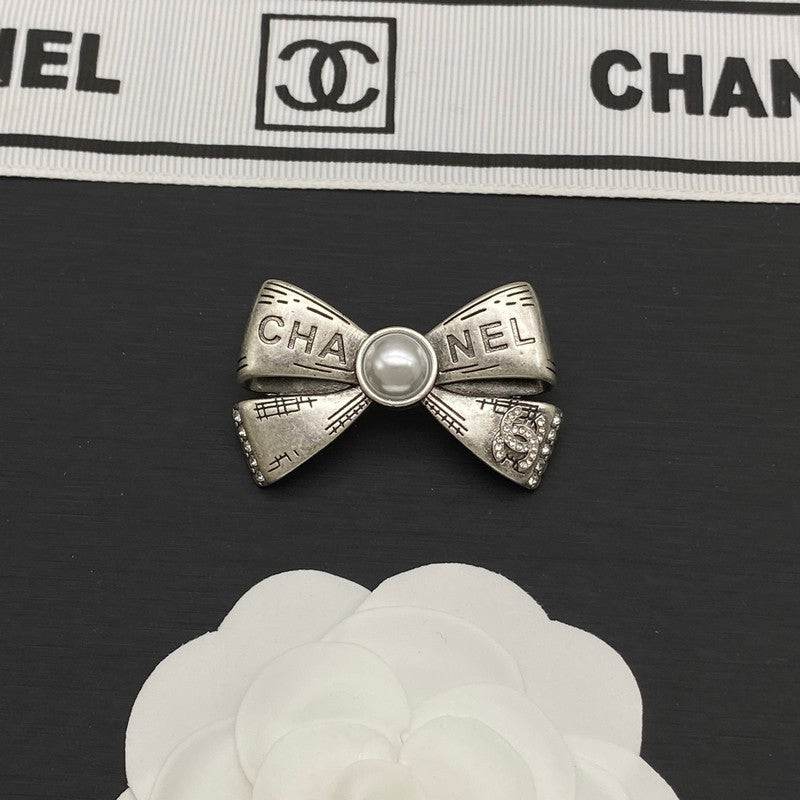 18K  Chanel Bow Tie Pearl Gold Brooch